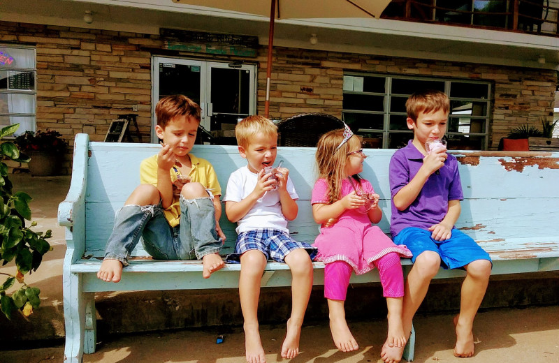 Family dining at Lynnhurst Family Resort.