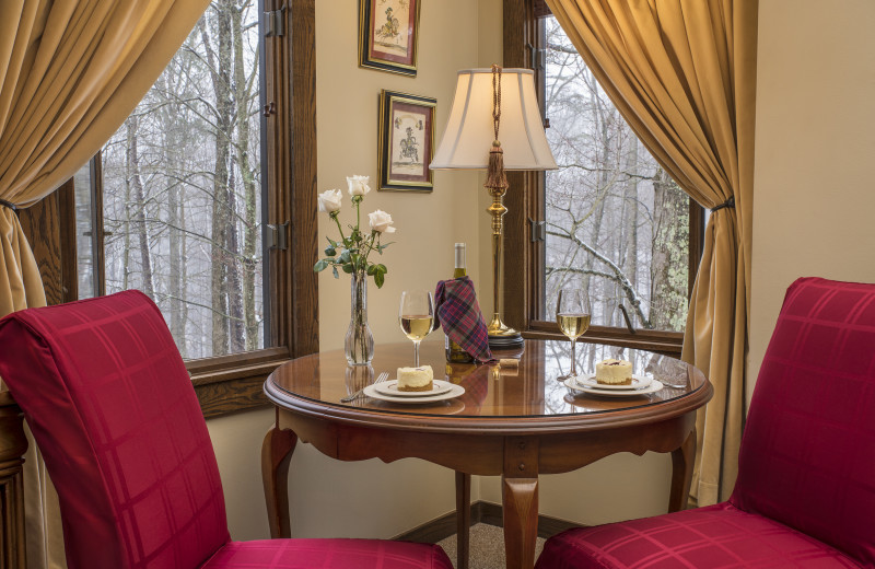 Sitting area in the MacKenzie Suite at Glenlaurel, A Scottish Inn & Cottages.