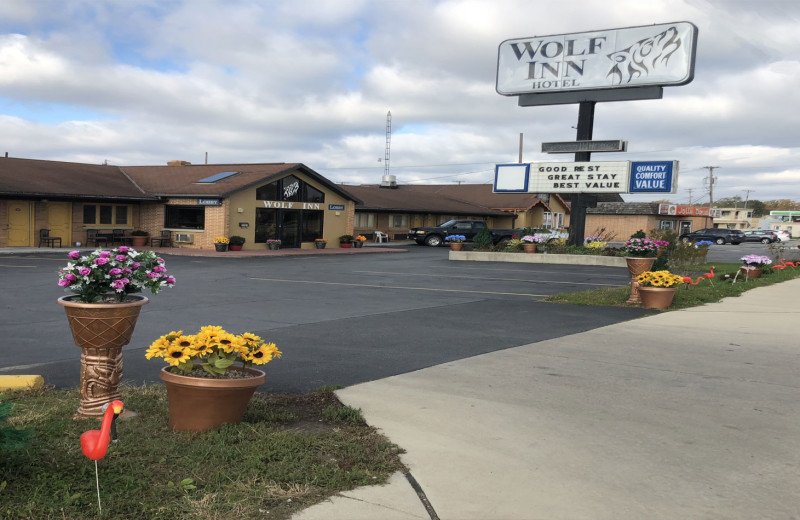 Exterior view of Wolf Inn Hotel Sandusky.