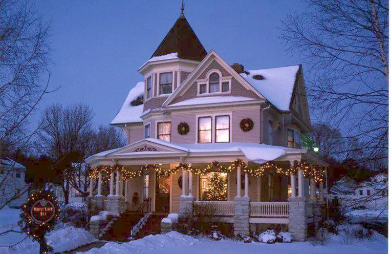 Exterior view of White Lace Inn.
