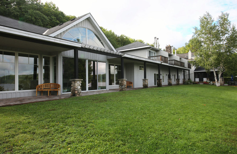 Exterior view of Sir Sam's Inn and WaterSpa.