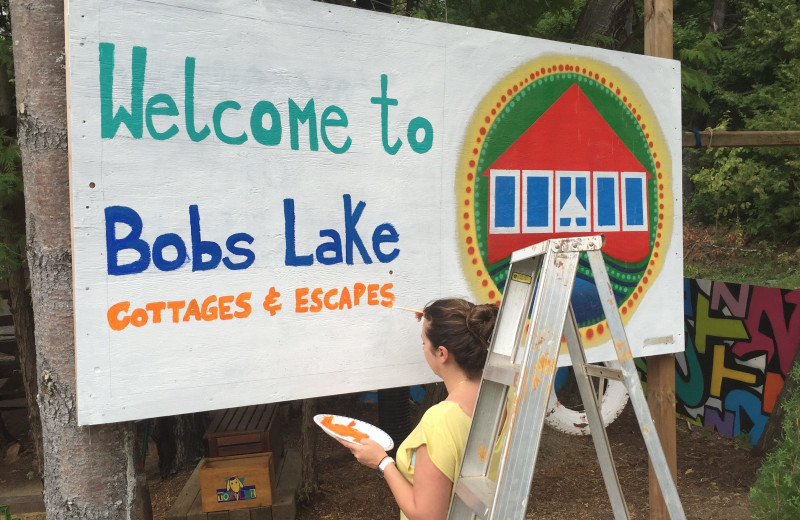 Welcome sign at Bobs Lake Cottages.