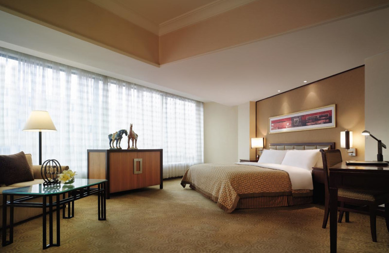 Guest room at Shangri-La Golden Flower.