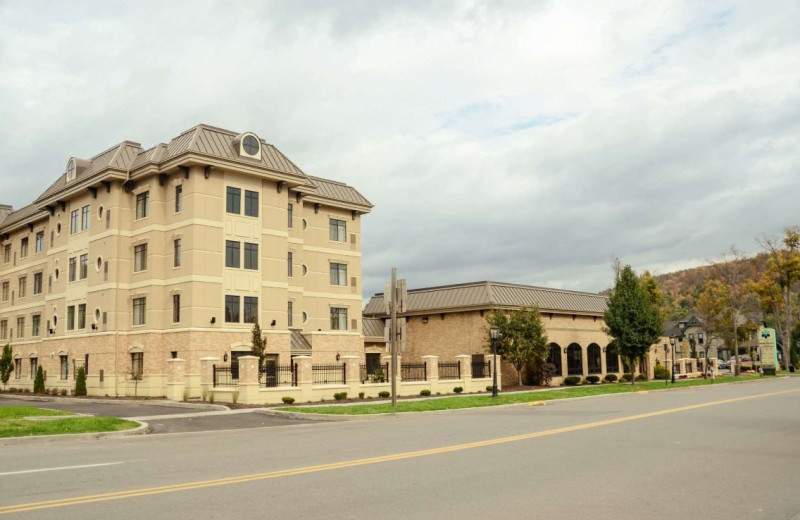 Exterior view of Penn Wells Hotel & Lodge.