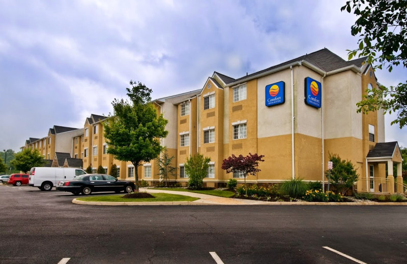 Exterior view of Comfort Inn and Suites Dulles.