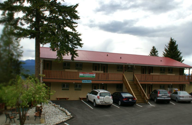 Exterior view of Rocky Mountain Springs Lodge.