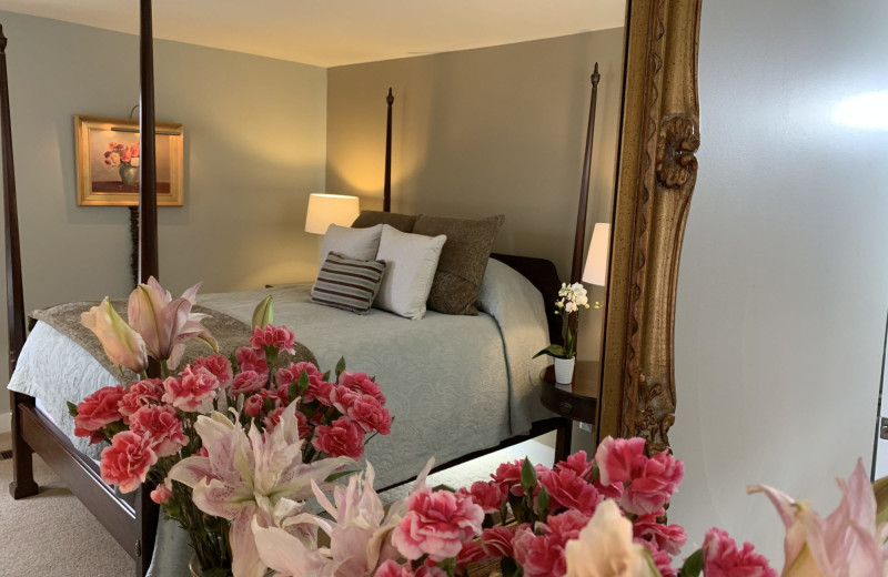 Guest room at 1795 Acorn Inn Bed and Breakfast.