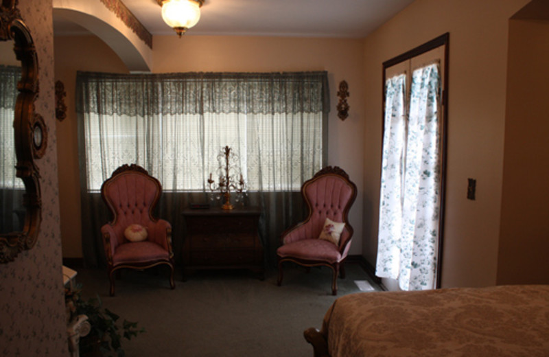 English Fox Hunt Cottage sitting area at The 1887 Hansen House Bed & Breakfast.