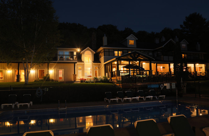 Exterior view of Sir Sam's Inn and WaterSpa.