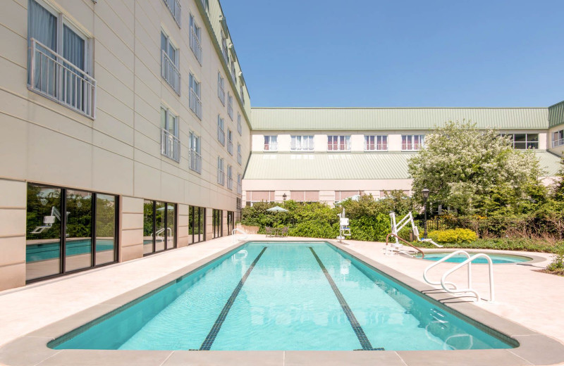 Outdoor pool at Hamilton Park Hotel 