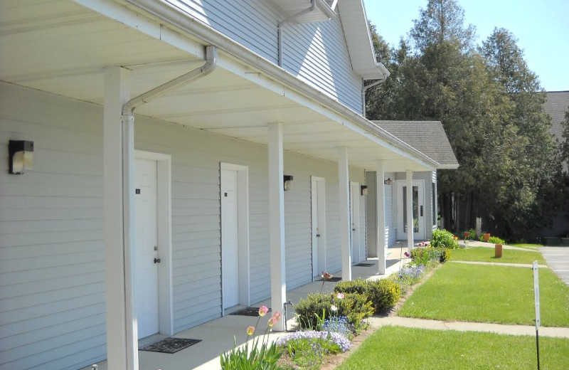 Exterior view of Square Rigger Lodge.