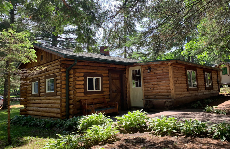 Cabin exterior at Log Cabin Resort 