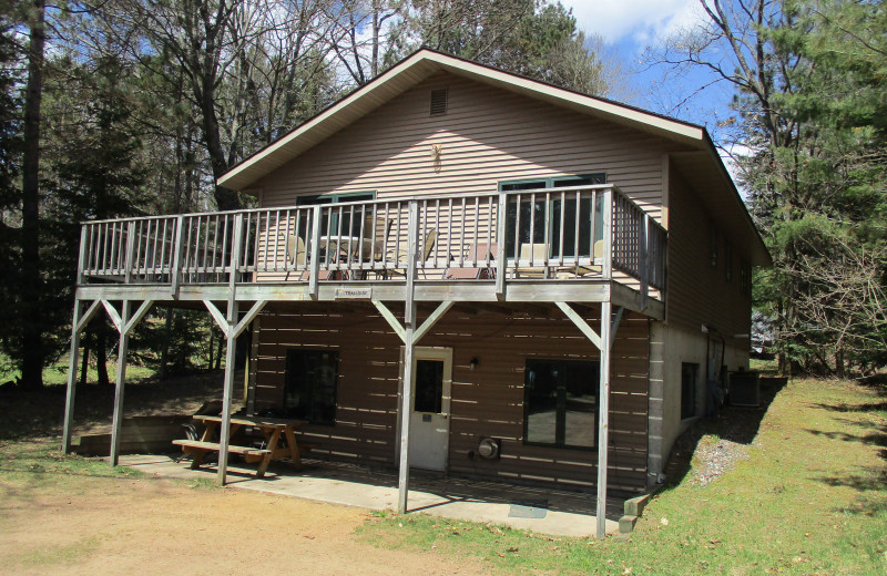 Cabin exterior ta Idle Hours Resort.