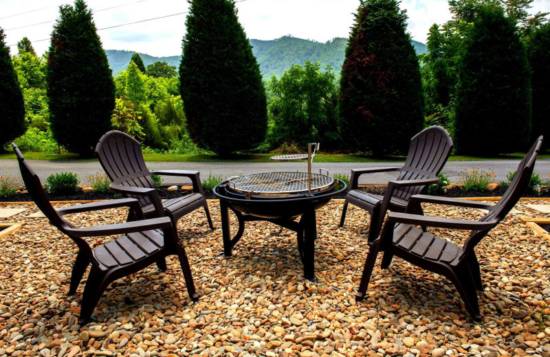 Outdoor patio at Berry Springs Lodge.