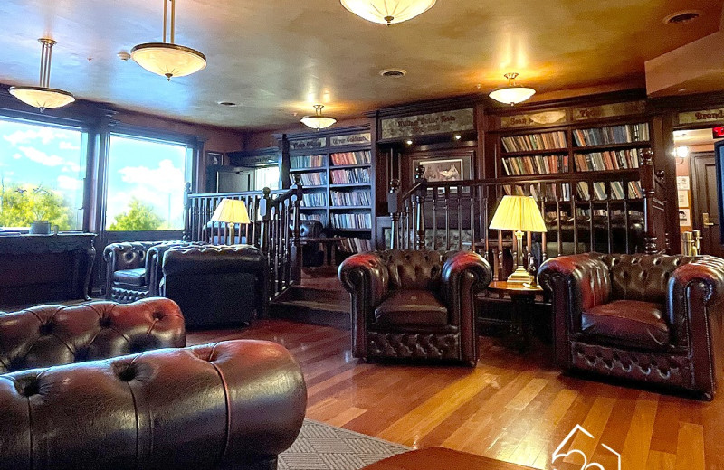 Lounge at The Irish Cottage Inn & Suites.