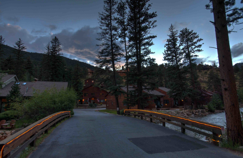 Exterior view of River Stone Resorts & Bear Paw Suites.