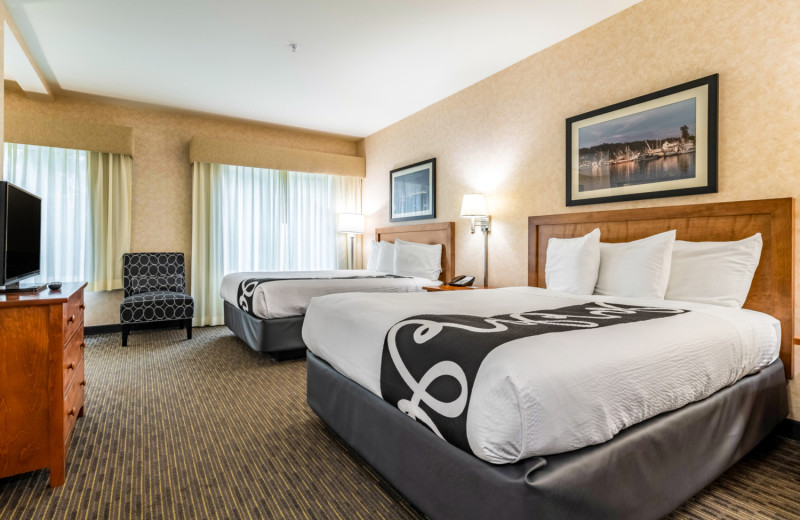 Guest room at The INN at Gig Harbor.