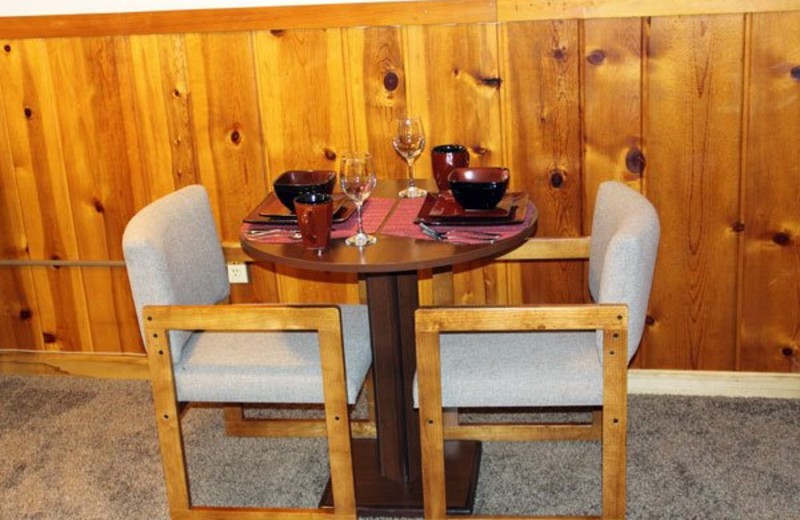 Guest dining table at Alpine Trail Ridge Inn.