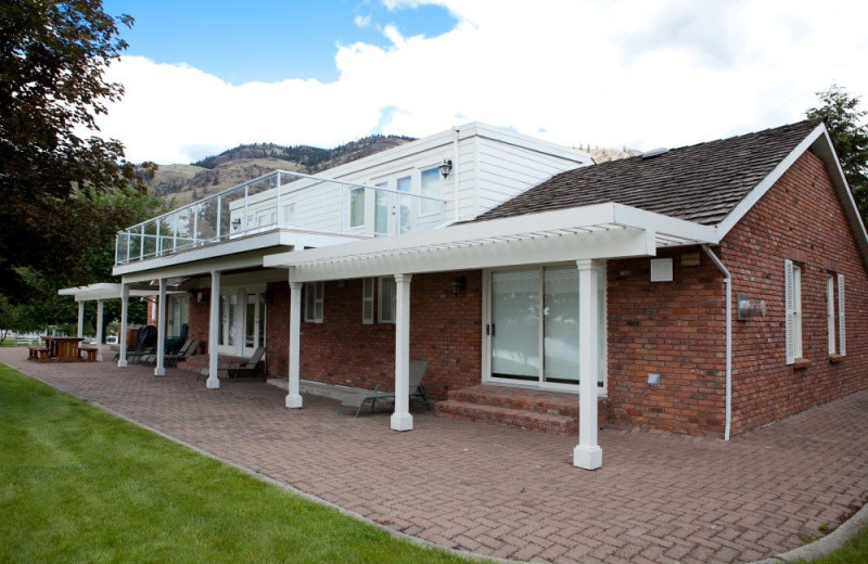 Exterior view of South Thompson Inn & Conference Centre.