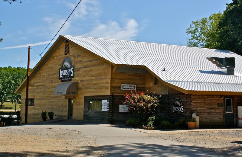 Exterior view of Lindsey's Rainbow Resort.