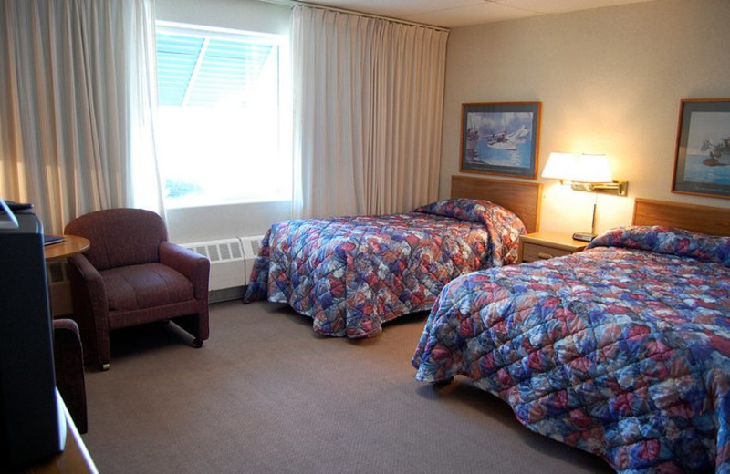 Double suite at The Shoreline Inn.