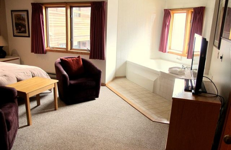 Jacuzzi bedroom at Highridge Condominiums.