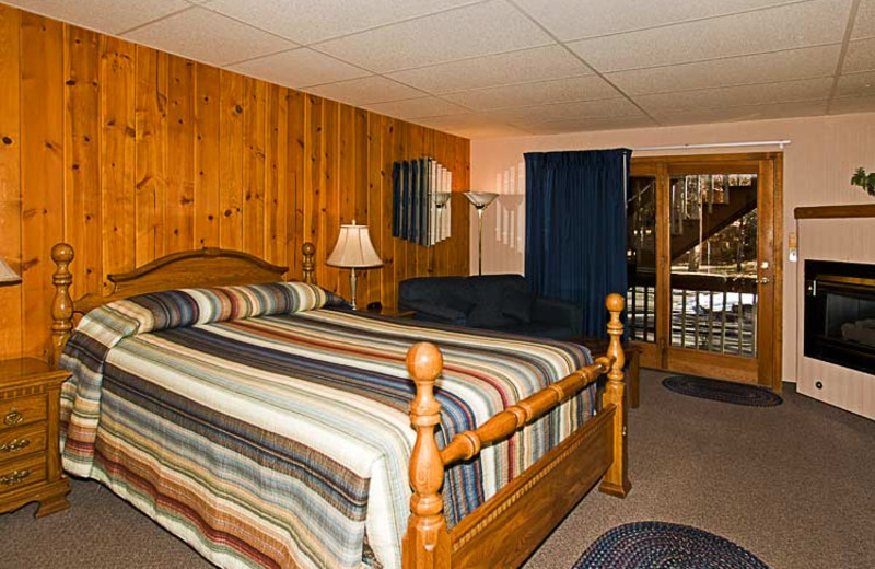 Guest room at 4 Seasons Inn.