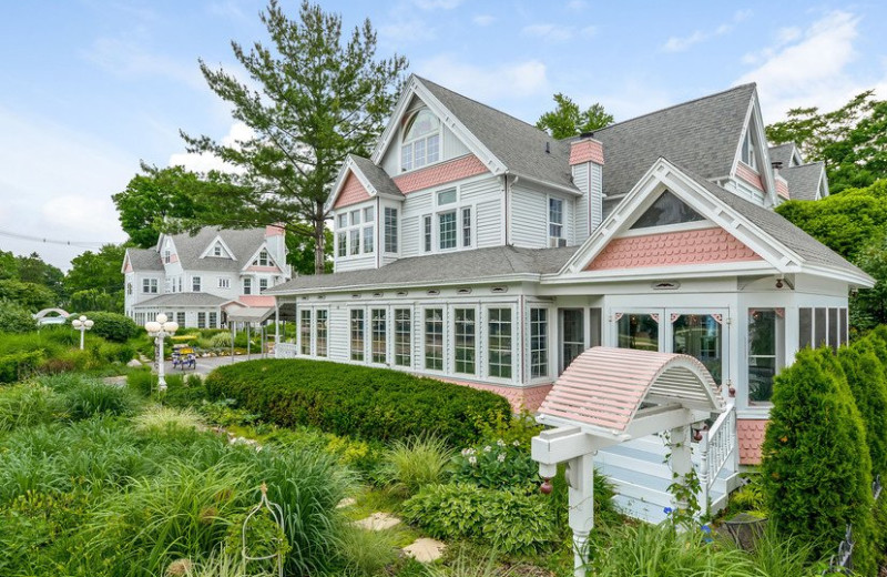 Exterior view of Yelton Manor Bed 