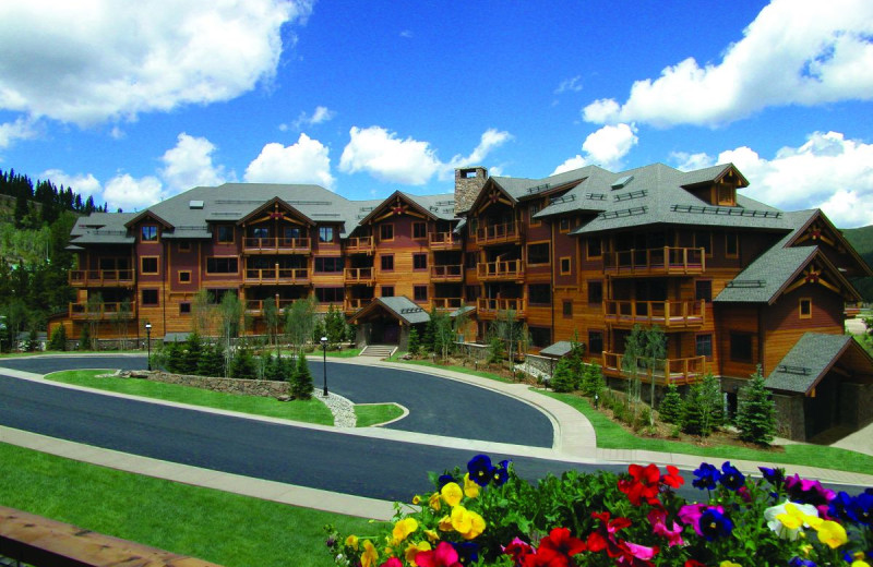 Exterior view of Mountain Thunder Lodge.