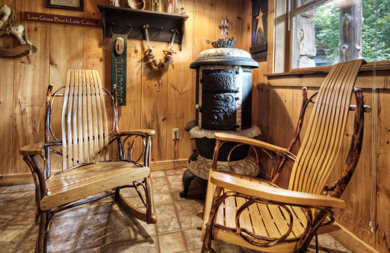 Cabin sitting area at Eagles Ridge Resort.