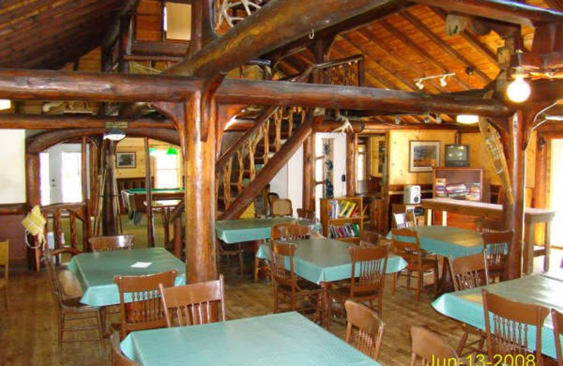 Dining room at Isle O' Dreams Lodge.