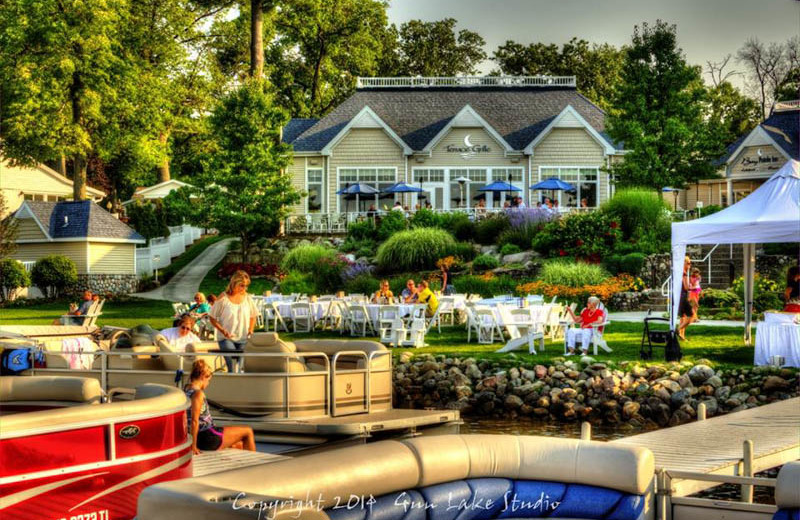 Exterior view of Bay Pointe Inn Lakefront Resort.