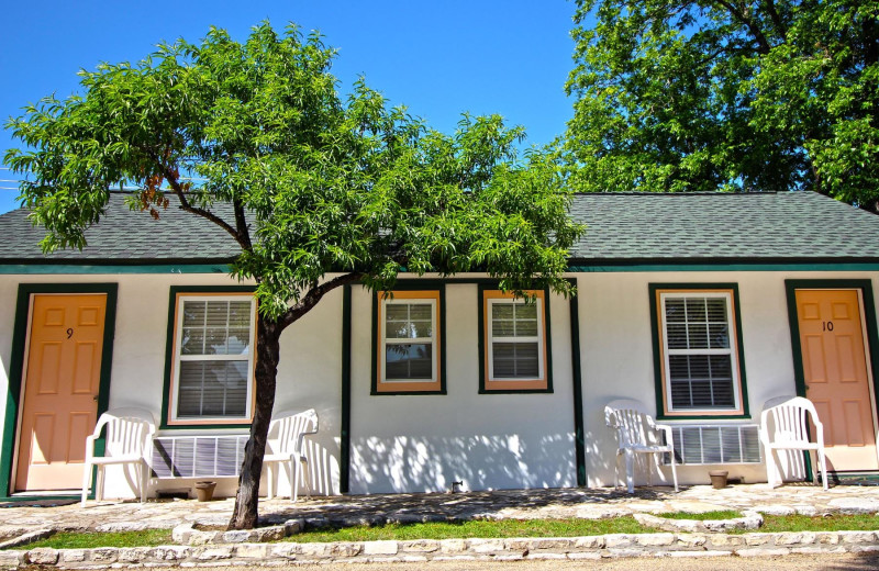 Exterior view of Peach Tree Inn & Suites.