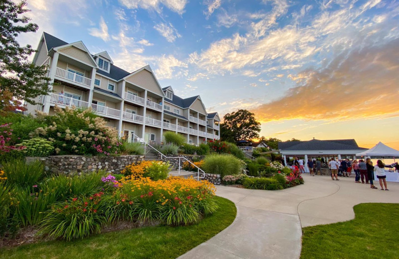 Exterior view of Bay Pointe Inn Lakefront Resort.
