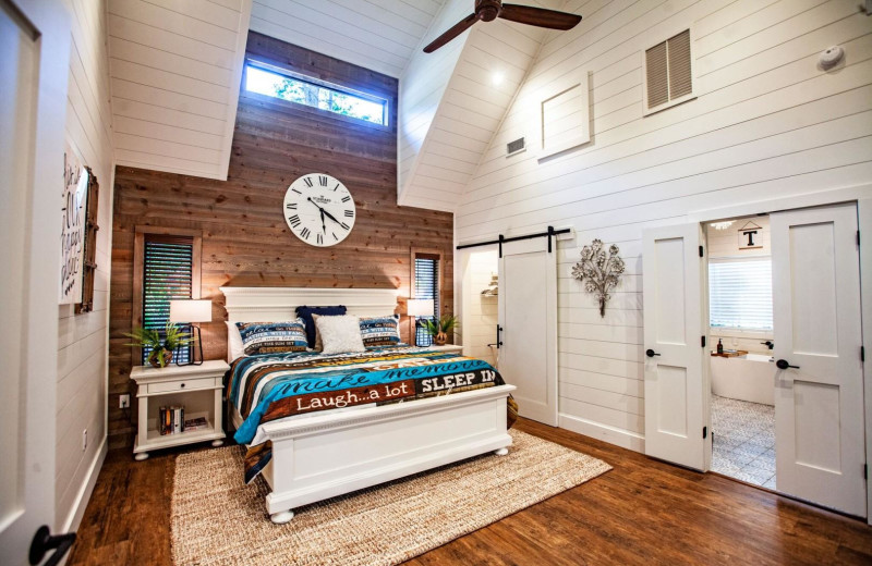 Cabin bedroom at Blue Beaver Luxury Cabins.
