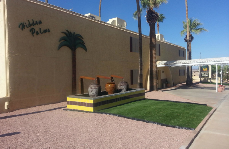 Exterior view of Hidden Palms Resort Condominiums Lake Havasu City.