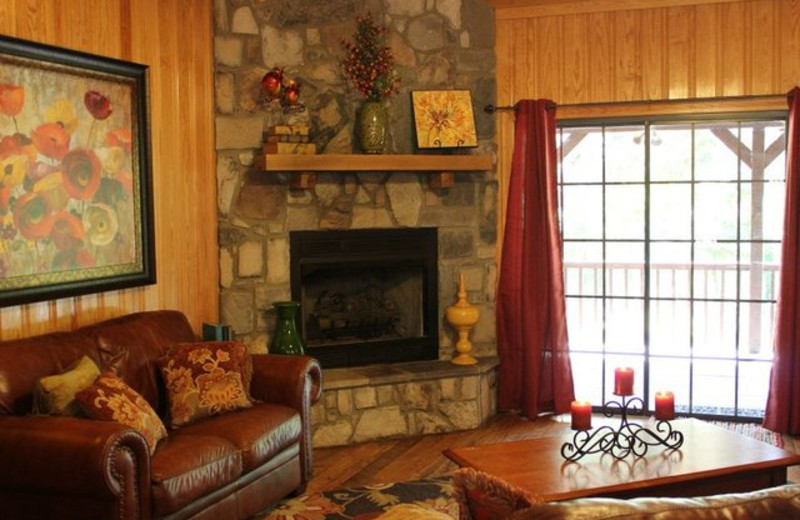 Cabin living room at Beavers Bend Getaway.