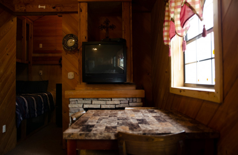 Cabin dining room at Kel's Kove.