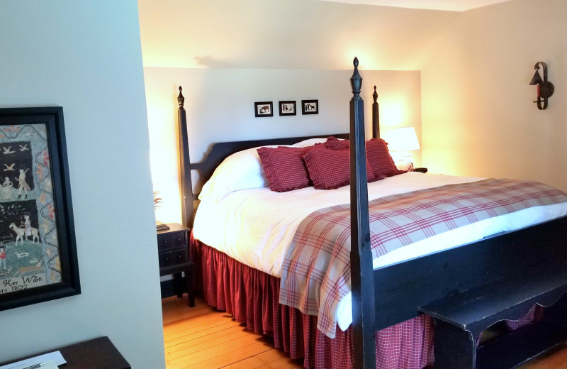 Guest room at Timbercliffe Cottages Bed 