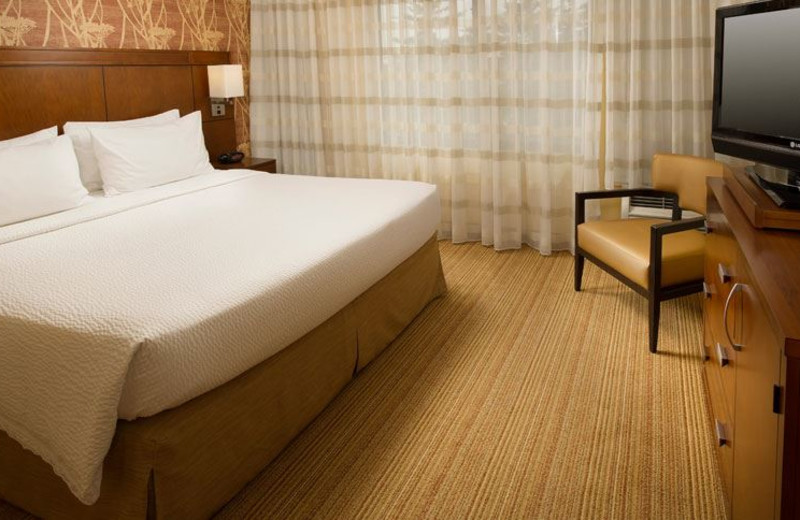 Guest Room at Courtyard by Marriott Waldorf