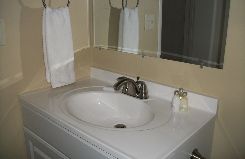 Guest bathroom at Michillinda Beach Lodge.