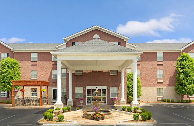 Exterior view of Hawthorn Suites by Wyndham Cincinnati.