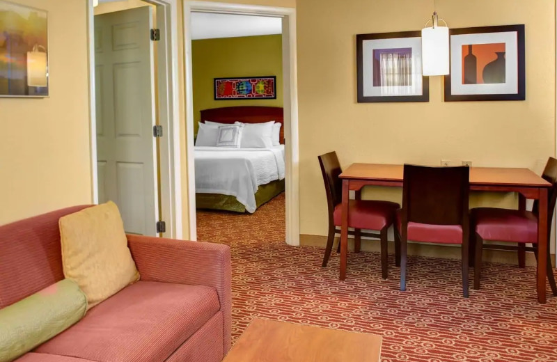 Guest room at Hawthorn Suites by Wyndham Cincinnati Northeast/Mason.