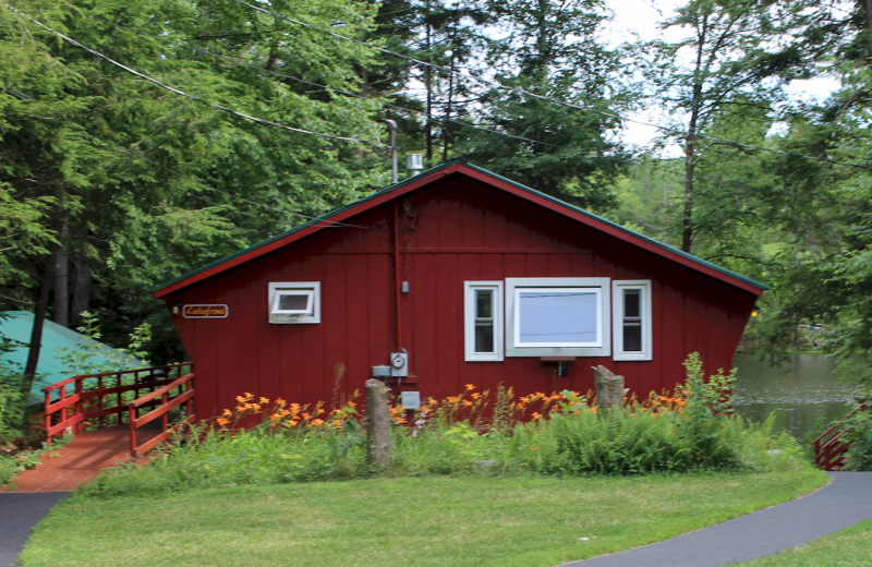 Cottage exterior at Hide-A-Way Waterfront Cottages.