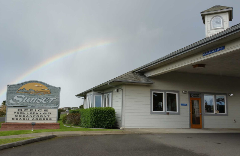 Entrance at Sunset Oceanfront Lodging.