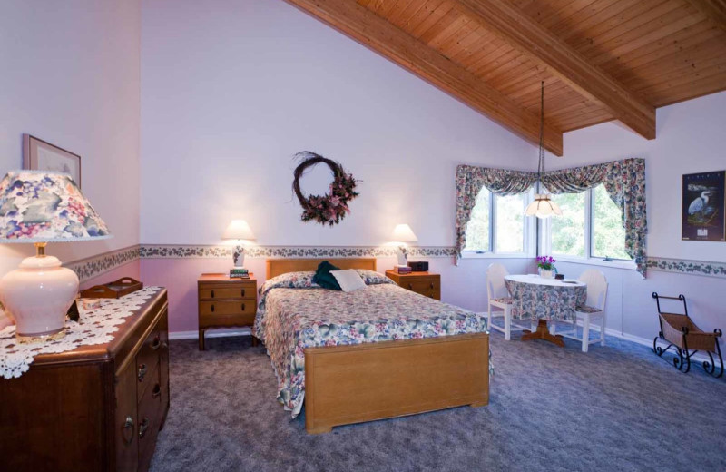 Guest room at Yamhill Vineyards Bed 