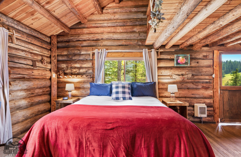 Syringa Cabin bedroom at Red Horse Mountain Ranch.