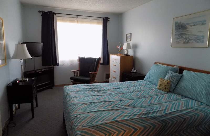 Guest bedroom at Chautauqua Lodge.