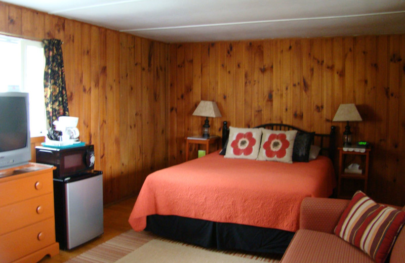 Motel bedroom at Bay Leaf Cottages & Bistro.