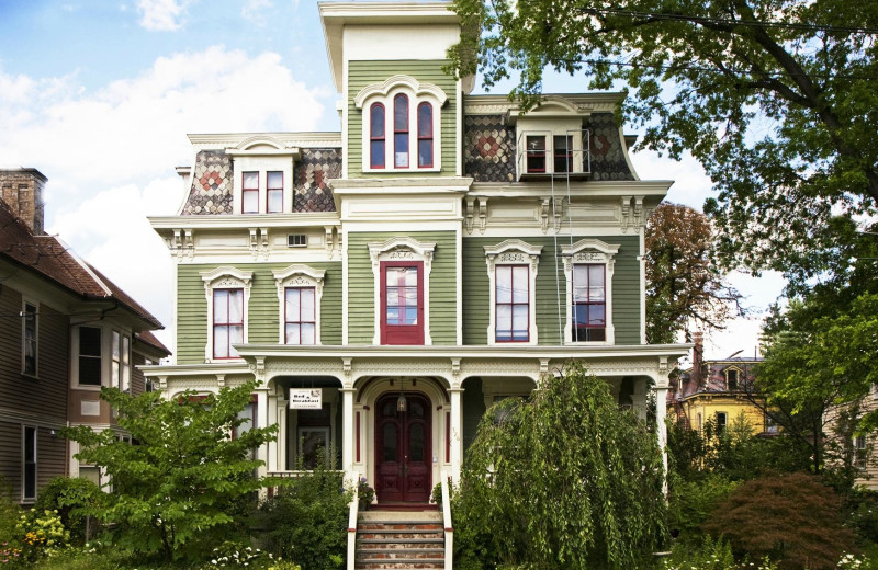 Exterior view of Hudson City Bed & Breakfast.